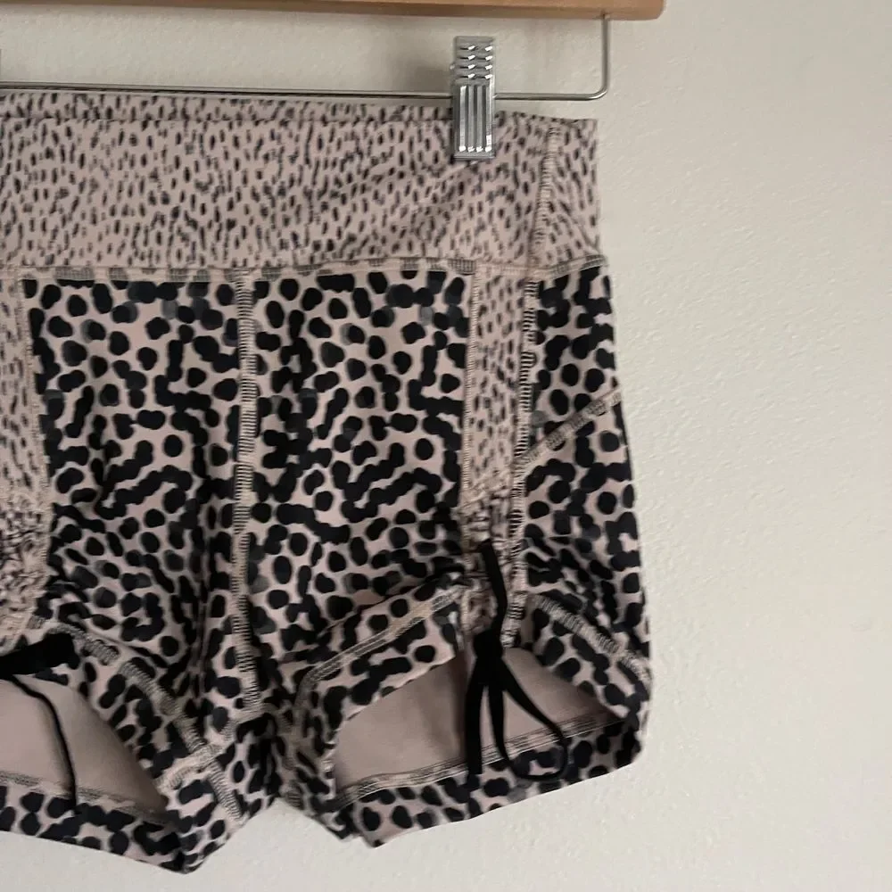 Lululemon Y2K‎ Liberty Leopard Print Women's Shorts - Picture 5 of 10